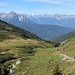 Blick zurück über den Arztalalm-Niederleger in die Stubaier Alpen.