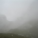 Im Nebel wird kurzzeitig ganz schwach die Scharte mit dem Rifugio Pedrotti Tosa, dem Ziel der Gruppe sichtbar.