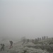 Unverdrossen stapft die Wandergruppe durch den Nebel.