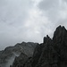 Ein Blick zur Seite zeigt den Monte Daino (hinten) Nebel-frei, und er ruft mich. 