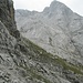 Abschnittsweise gibt es eine Wege-artige Trittspur, ansonsten orientiert man sich an Steinmännchen. Der Monte Daino geradeaus ist immer noch Nebel-frei.