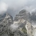 Blick vom Monte Daino nach Westen. Die Passhöhe mit dem Rifugio Pedrotti Tosa, von wo ich kam, ist hinter dem linken spitzen Berg (Croz del Rifugio, 2568 m) verdeckt. Rechts knapp in den Wolken Cima Brenta Alta (2964 m).
