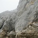 Jetzt folgt ein kurzes Stück Klettersteig mit Fixseil und Metallstiften (knapp UIAA I oder KS B).