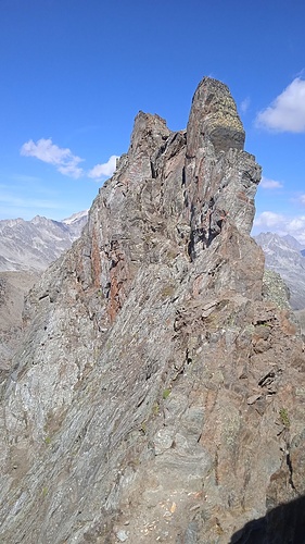 Rückblick: nach kurzem Abklettern von der Lücke des Turms oben wird unterhalb des Grates gequert (II).