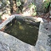 Una vasca scavata in un blocco di granito.