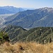 La vista dal Piz Martum, si nota, a destra, la grande frana del Vallagiun all'inizio della Val Leventina.