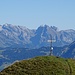 Gipfelkreuz Wiggis vor dem Alpstein.