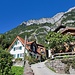 Steile Dorfgasse in Quinten