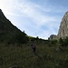 Aufstieg zur Passage de Savolaire. Rechts die Klettergebiete des Mont Brion.