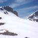 Der Grat ist auf 2741m leicht erklommen und die nun sichtbaren letzten 1100m zum Gipfel ein leichtes Spiel. Doch zuerst geht es auf den 2826m hohen Vorgipfel (links).