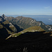 Gipfelpanorama von Le Grammont nach W und NW: über dem Vallée de la Morge links Château d'Oche und Dent d'Oche, links der Mitte der Pic Boré, und dahinter und über dem Lac Léman der Genfer und Waadtländer Jura