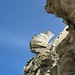 Felsenkunstwerk 'Geblähte Segel' - unter diesem Kunstwerk führt der Weg bergan