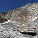 Abstieg vom Wilde Leck Ferner: Den Grat nach links zur tiefsten Stelle, dann über die Rippe (von unten gesehen) links der Rinne Geröllrinne zu dem am höchsten hinaufreichenden steilen Schneefeld