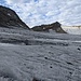 Über den durchaus spaltigen Gletscher zur tiefsten Scharte am SW-Grat
