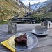 Zvieri: Kaffee + Schoggi-Kuchen auf der Läntahütte