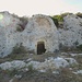 Prima di arrivare al santuario nuragico, con una breve deviazione si giunge alla prima Domus, quella di «Su Carralzu». Questa tomba, scavata nel calcare con l’interno di forma circolare, risale circa al XVI sec. a. C..