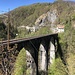 Die Eisenbahnbrücke über den Riale della Ribellasca hinüber nach Italien