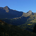 Ein strahlend blauer Herbsttag kündigt sich an: Aufstieg über die Windegg zum Tschingel mit Blick auf Faulhorn und Schwabhoren über der Fangisalp