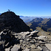Ankunft auf dem Scjhwarzhoren NE-Gipfel: reges Treiben auf dem Hauptgipfel, unten das Häxeseewli, dahinter die Faulhorngruppe, am Horizont von rechts u.a. Niesengrat, Schwalmeregruppe und Blüemlisalp, links u.a. Eiger und Mönch