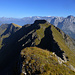 Abstieg vom Scheeniwang W-Gipfel mit Blick zum E-Gipfel: links davon der Gratverlauf zu Grindelgrat und Tschingel, darüber von rechts Engelhörner, Haslitaler und Sustenberge und Titlisgruppe