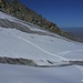 Zur Bergstation muss man 50 Höhenmeter aufsteigen. Gut zu erkennen sind die Rinne bzw. Spalte am tiefsten Punkt sowie eine der kurzen blanken Eisstellen.