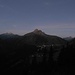 Morgendliches Alpenglühen am Karhorn - darunter die Lichter von Warth.