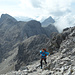 Anne erreicht den Bockkarkopf - im Hintergrund der Gipfel des Hohen Licht und der bisherige Wegverlauf