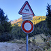 Officiellement, la route du barrage de Cleuson est interdite à la circulation... mais ce panneau semble être invisible aux conducteurs.