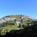 Der Chöpfenberg. Auf der Schwarzenegghöchi taucht er erstmals auf. Der Gipfel ist gut erkennbar (die Felsspitze in der Bildmitte). Der Aufstieg führt unterhalb der Felswand von rechts nach links zur Rinne
