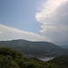 Blick vom Gipfel zur Bucht von Vathi, drüben von Kefalonia her nähert sich ein Gewitter