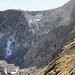 Der Abstieg erfolgte vom oberen Schneefeld nach rechts, dann vor der ausgeprägten Felszunge links runter (Ansicht von unten)