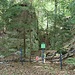 Basaltabbau am Berg Čertova stěna<br />Der teuflische Name weist ihn als Bestandteil der insgesamt 12 km langen Čertova zeď (Teufelsmauer) aus. Dabei handelt es sich um eine nur wenige Meter breite magmatische Ader, die durch Erosion aus dem umgebenden Sandstein freigestellt wurde. Da der Basalt im 19. Jh. für den Wegebau genutzt wurde, haben sich dadurch gerade im Bereich von Bergen tiefe Klüfte ergeben.