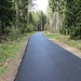 Frischer Asphalt<br />Der Asphalt sieht nun nicht nur neu aus, sondern riecht auch und klebt beim Begehen. Wenig später passiere ich den Schwarzdeckenfertiger und eine Baukolonne.