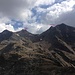 Bild a: Blick auf die mit einem Fragezeichen versehene unbekannte Erhebung, die Hochkarspitze (2836 m) sowie P. 2744. Auf diesem Bild wie auch bspw. auf Bild c wirkt die fragliche Erhebung wie ein eigenständiger Gipfel.