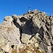 Der Gipfelkopf des Ruchälplistocks. Der Anstieg erfolgt mit Hilfe von Ketten über eine steile Felsplatte.