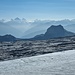 Flach geneigte Felsebene und Glacier de Tsanfleuron vor den grossen Wallisern