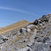 Angesichts der geringen Bedeutung des Unteren Tatelishorns thront oben ein überdimensioniertes Gipfelkreuz
