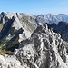 Abstieg vom Monte Grondilice. Links im Hintergrund der Monte Contrario sowie der mehrgipfelige Monte Cavallo, eine ebenfalls sehr lohnende Tour