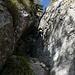 ...hier im Coloir braucht es gute Handgriffe und Trittsicherheit (Kraxel- und Klettern im II), speziel für den Abstieg...