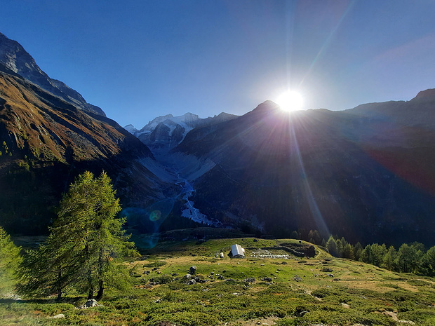 Derniers rayons de soleil sur l'alpage du Chiesso.