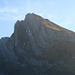 Wildhuser Schafberg mit der markanten "Vrenenchelen". Der Aufstieg auf dem darüberliegenden Band zur Scharte zwischen Schafbergköpf und Schafberg-Gipfel ist sehr eindrücklich