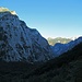 Blick zurück ins morgendliche Zadnjica-Tal, oben der Zadnjiski Ozebnik in der Morgensonne