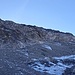 Blick beim Abstieg unterhalb von P.3099, unter dem sich ein Eisrest befindet.