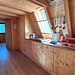 <b>L’interno della capanna, in legno chiaro, è molto gradevole. È pulita, luminosa, funzionale ed è arredata con gusto. </b>