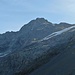<b>Ad ovest, a circa 1,5 km di distanza, vedo la lingua inferiore del Ghiacciaio de la Curciusa che si propende fino a circa 2500 m di quota. <br />Curciusa è un toponimo composto, che significa “corte chiusa”. La testata della valle è infatti chiusa da elevate montagne: il Pizzo Tambo (3279 m), la Cima de Val Loga (3005 m), il Pizzo Ferrè (3103 m), il Piz di Pian (3149 m), il Piz Bianch (3037 m), il Pizzo Curciusa (2871 m), il Piz Motton (2853 m), il Piz de la Lumbreida (2983 m), ecc.</b>