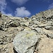 Eine T4-Stelle im Abstieg auf dem Westgrat. Aufgrund der Hangneigung und lockeren Felsen in allen Formen, Farben und Grössen nicht ganz trivial, aber immerhin kurz.