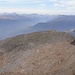 Blick vom Gipfelgrat zum Gipfelkreuz