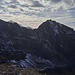 Blick zu weiter südlich gelegenen, höheren Bergen: auf der Tschenglser Hochwand stand ich im Sommer 1981, auf dem Schafberg im Sommer 1987. Im Hintergrund ist gerade noch der Ortler auszumachen.