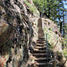 Mehrere kühn angelegte Treppen führen den Wanderer sicher durch die Felswände. 