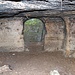 Hrad Chlum-Kozlov, Felsengemach, das Fenster führt in einen 20 cm breiten Spalt